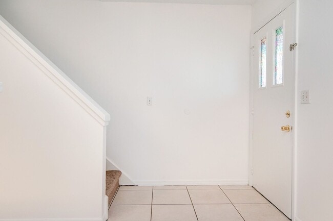 Building Photo - Lovely 2BR/1.5BA Townhome for rent Near La...