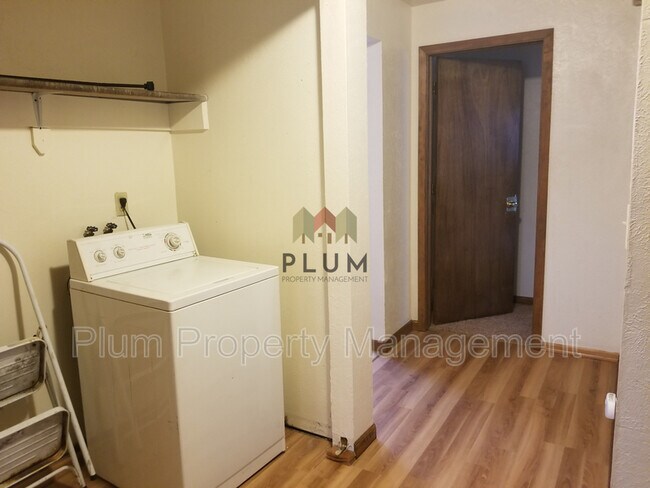 Building Photo - 720 Turner St