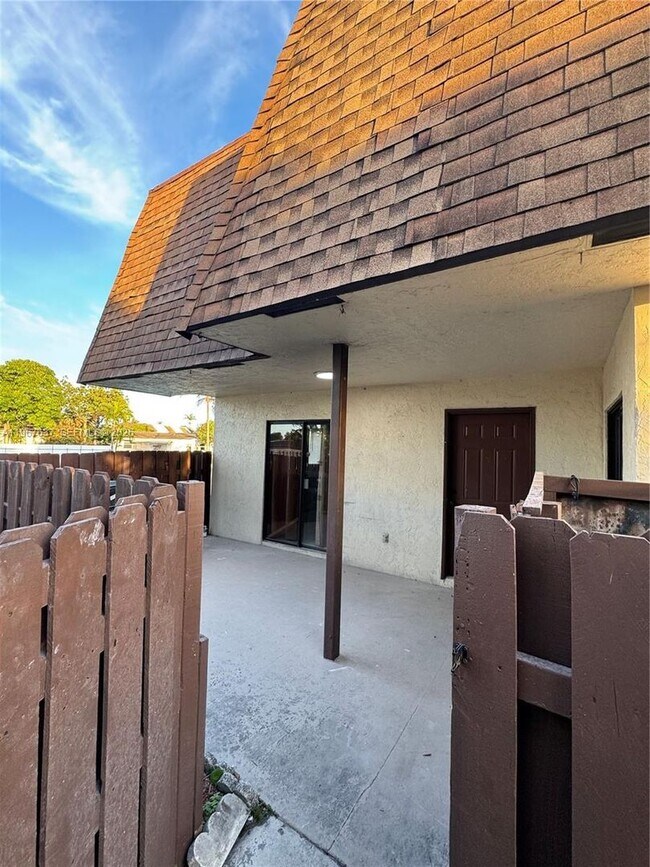 Building Photo - 129 San Remo Blvd