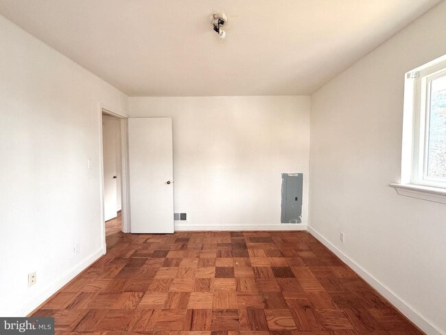 Building Photo - 2121 Patrick Henry Dr