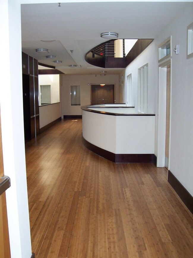 Building Photo - 1 bedroom condo with parking garage