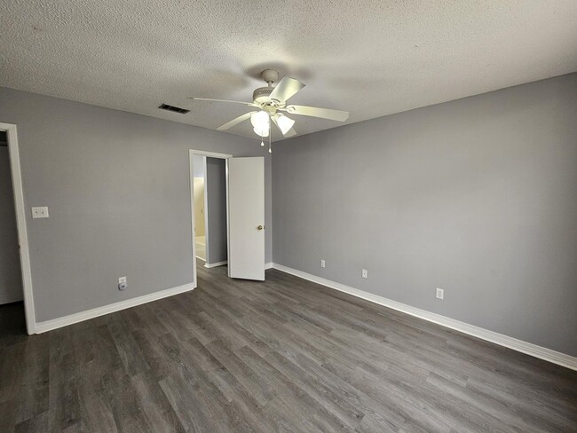 Building Photo - 3026 Yorktown Cir