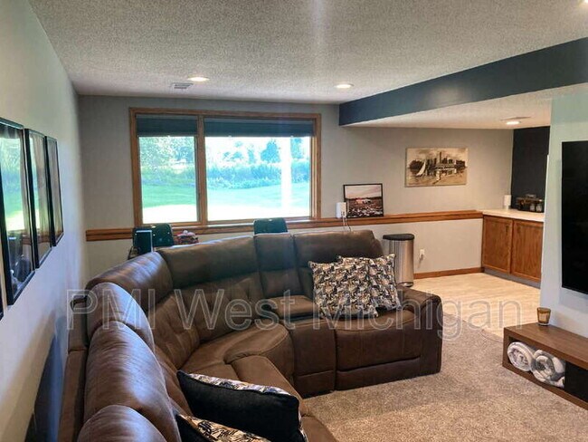 Building Photo - 1054 Fairfield Dr