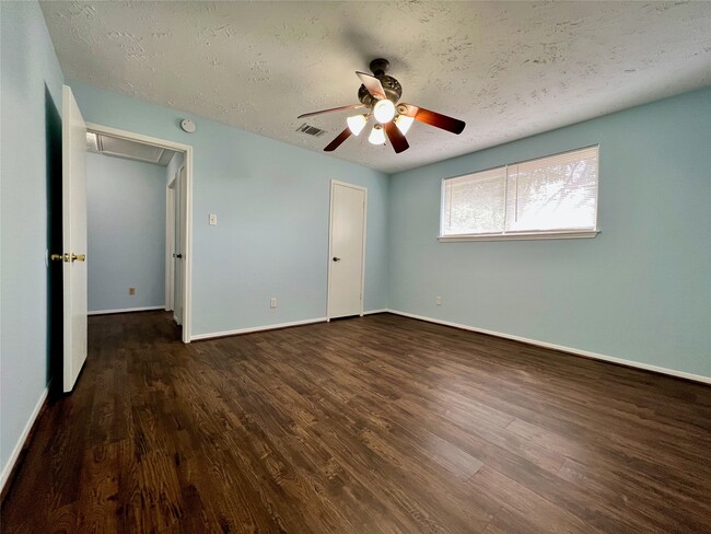Building Photo - 21339 Park Mt Dr