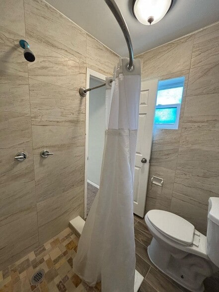 Building Photo - 2014 Pineway Dr