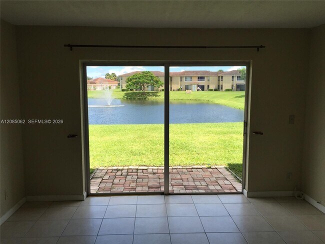 Building Photo - 909 Twin Lakes Dr