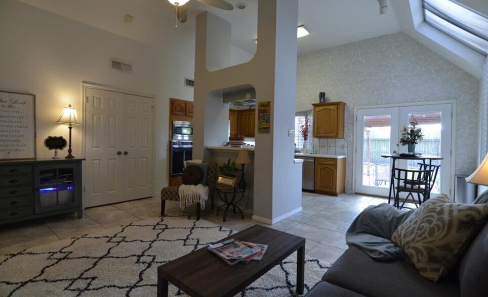 Building Photo - 2922 Double Lake Dr