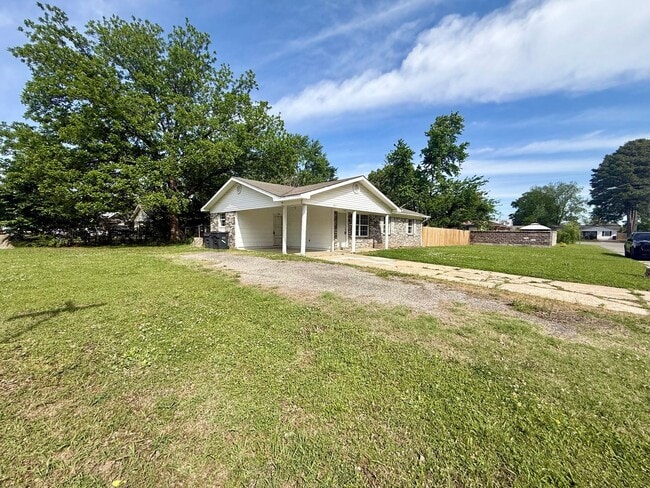 Building Photo - 2017 Fairfield Dr