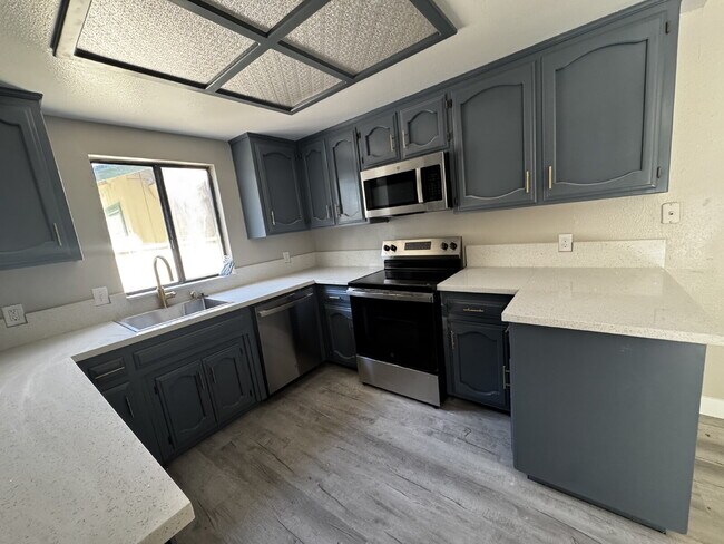 Building Photo - Newly Renovated 2-Bed, 2-Bath Condo at 3559 Guadalupe