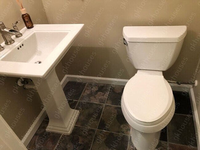 Building Photo - 2570 Northside Dr NW