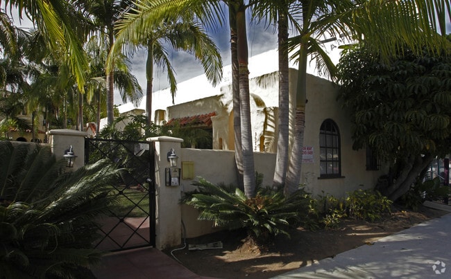 Primary Photo - Las Casitas Apartments
