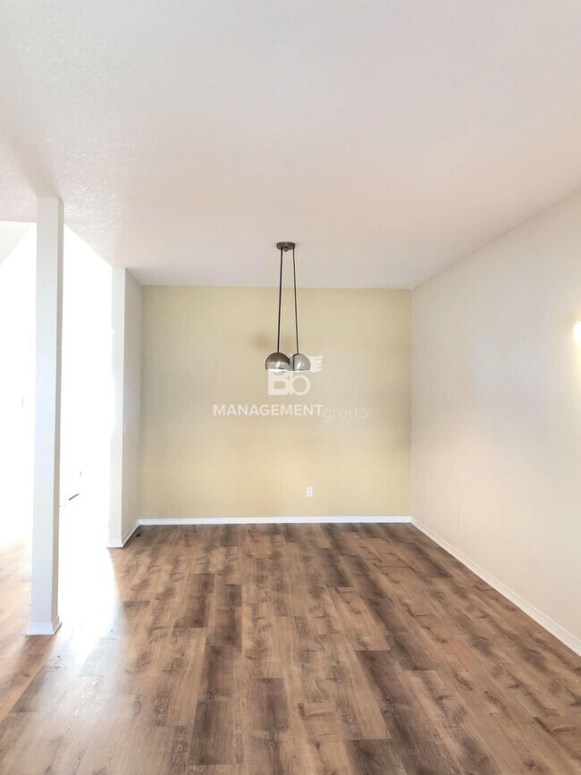 Building Photo - Gorgeous John's Landing Townhome- Luxurious Interior Renovation!