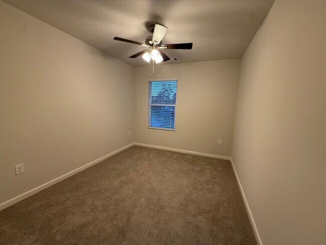 Building Photo - 3 Bedroom, 2.5 Bathroom- Townhouse in Armuchee!!