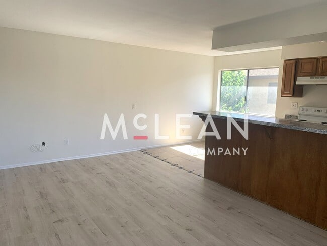 Building Photo - Charming Two Bedroom