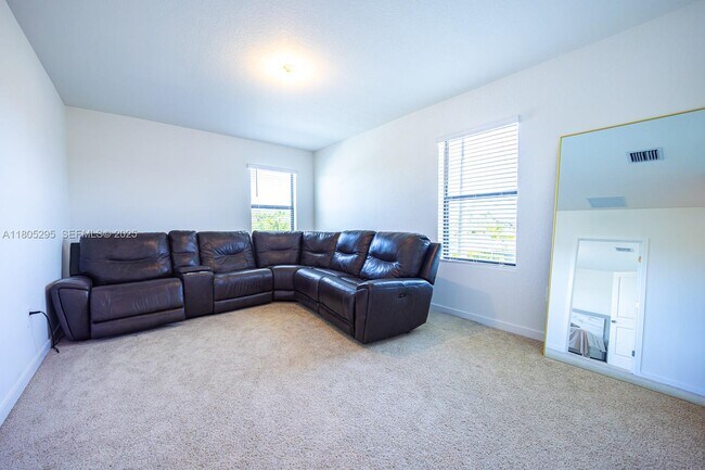 Building Photo - 715 SE 17th Ave