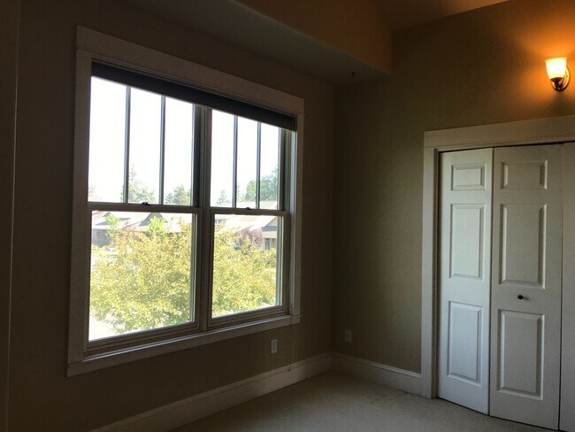 Building Photo - Beautiful Condo in Sisters w/community poo...