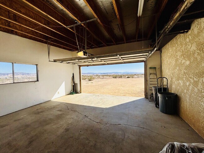 Building Photo - 4 bedrooms, 2 kitchens, 2.5 bathrooms, lau...