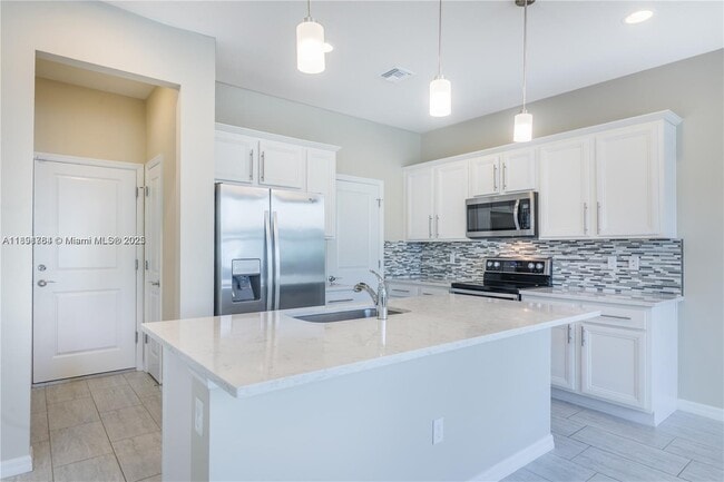 Building Photo - 925 Banyan Dr