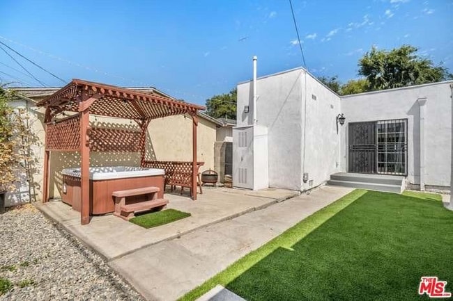 Building Photo - 612 W 105th St