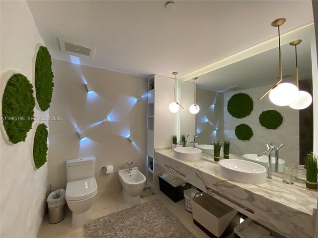 Building Photo - 495 Brickell Ave