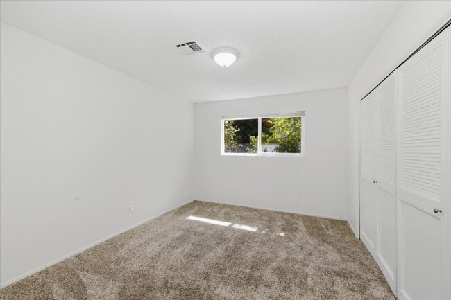 Building Photo - Prime Location for Busy Med Students