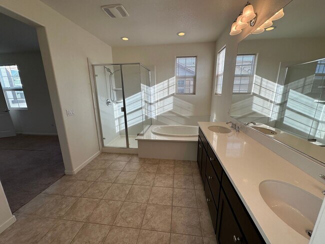 Building Photo - Beautiful 4 Bedroom, 3 Bath Mountain House Home