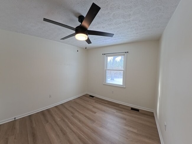 Building Photo - Adorable Home/Huge deck