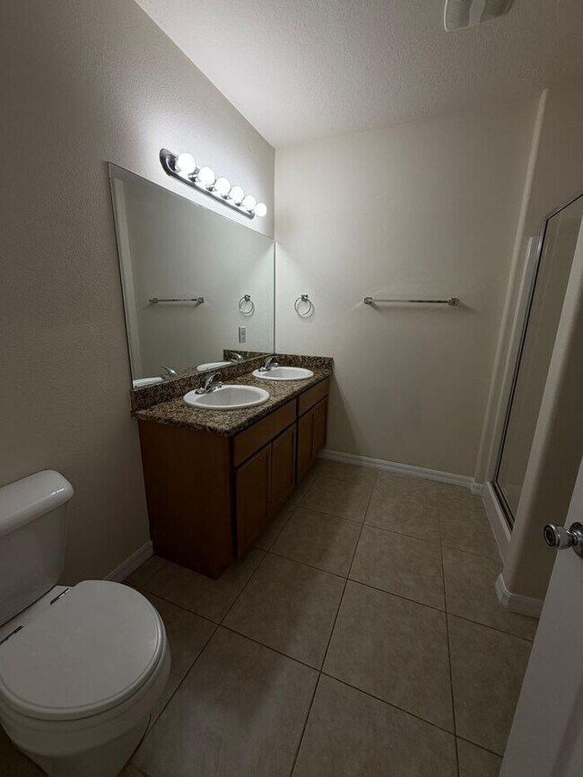 Building Photo - Beautifully Updated 3-Bedroom Townhouse in Kissimmee – Gated Community with Pool