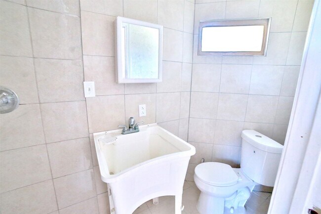 Building Photo - 222 Spell St