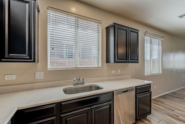 Building Photo - Modern 4 Bed Tucson Rental with Spacious K...