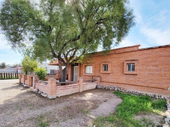 Building Photo - 422 E Navajo Rd