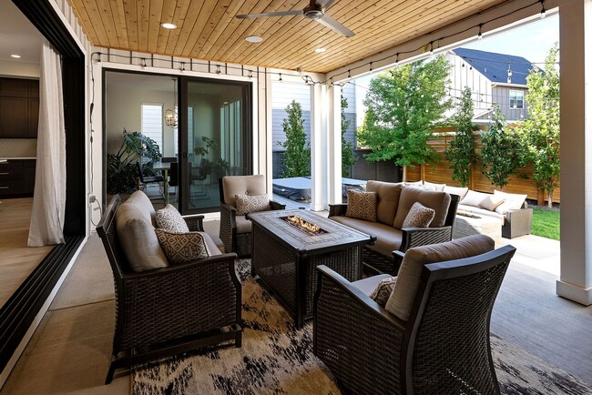 Building Photo - 6 Bedroom 5.5 Bathroom Single Family Home ...