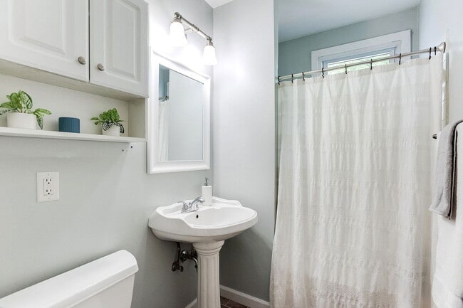 Building Photo - 3020 Maryland Ave S