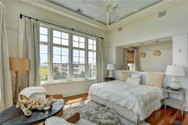 Building Photo - 10 Marina Dr