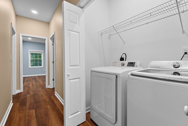 Building Photo - $500 OFF Special - 4Bd/ 2Bath Ranch Style home mins from Downtown Burlington