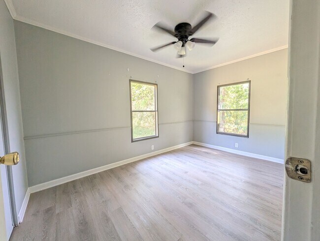 Building Photo - 107 Country Ln
