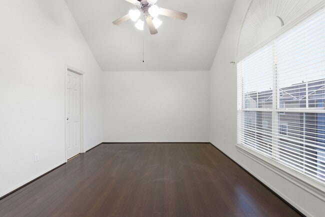 Building Photo - 3209 Clearview Cir