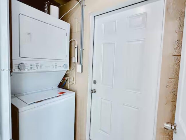 Building Photo - 308 NE 8th Ct