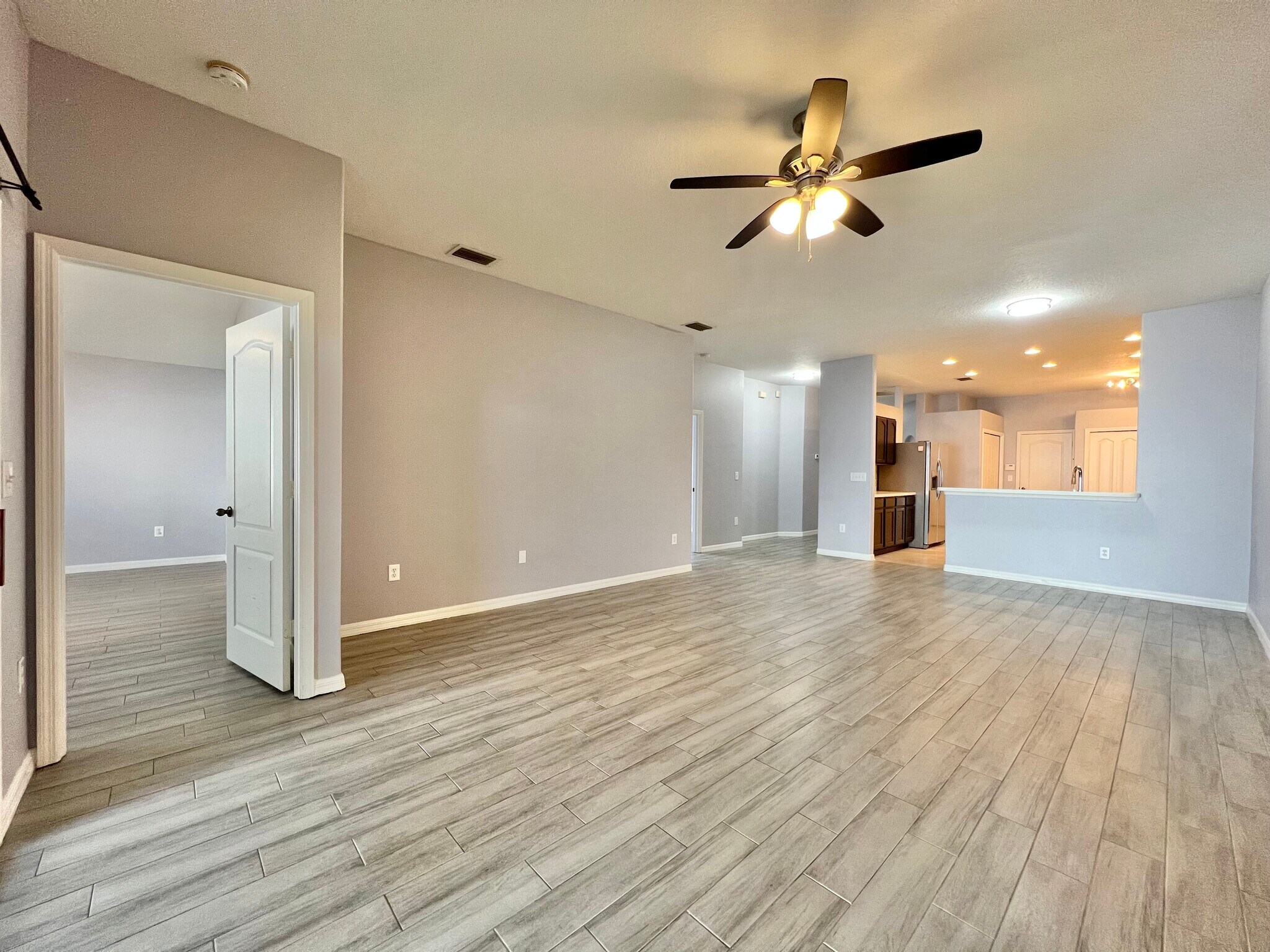 Building Photo - 1131 Zephyrhills Byp