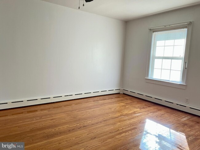 Building Photo - 289 N River Dr