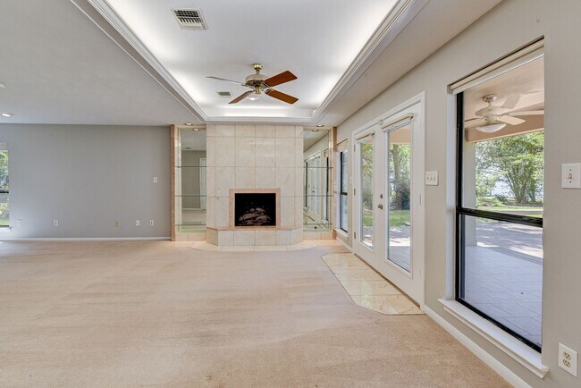 Building Photo - 10045 Valley Dr S