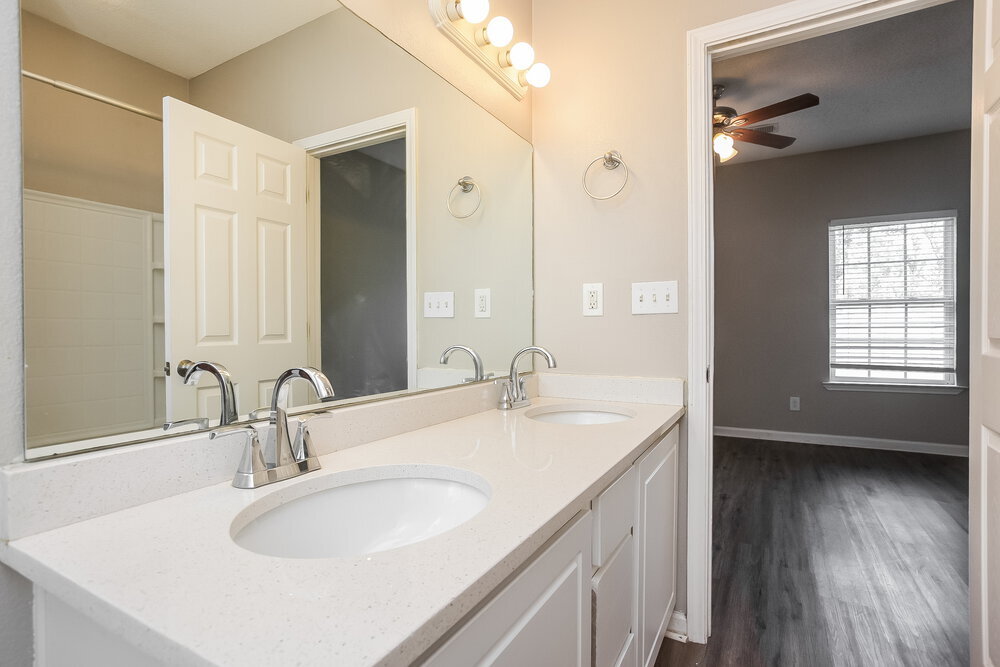 Building Photo - 9864 White Poplar Dr