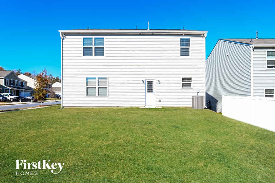 Building Photo - 8929 Lilac Tree Ave