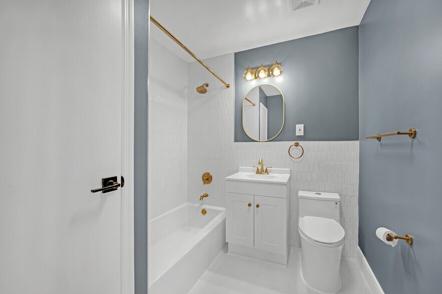 Full Bathroom - 253 Albany Ave