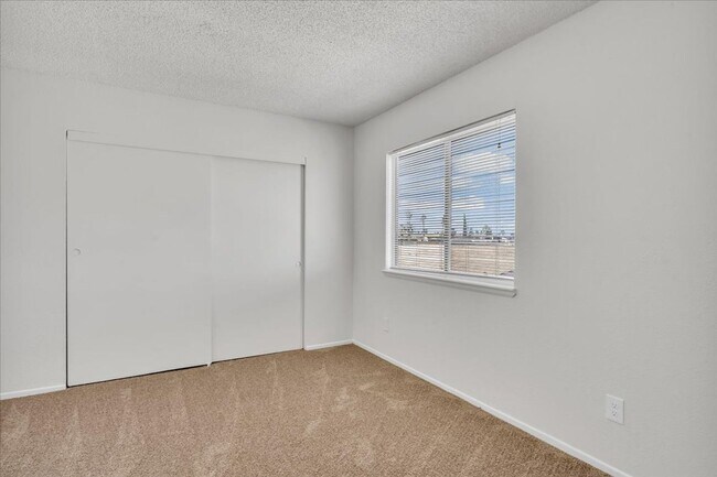 Building Photo - Spacious 2-Bedroom Townhome in Hesperia, CA!