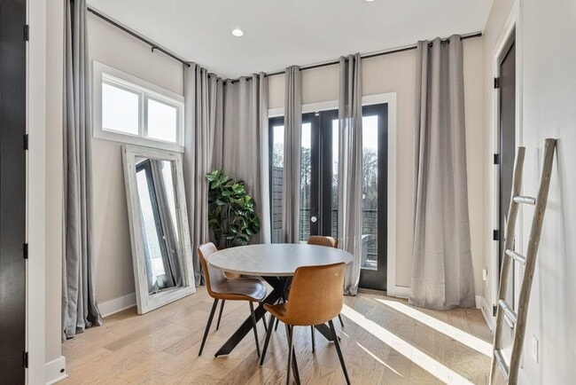 Building Photo - 2356 Mason Dr