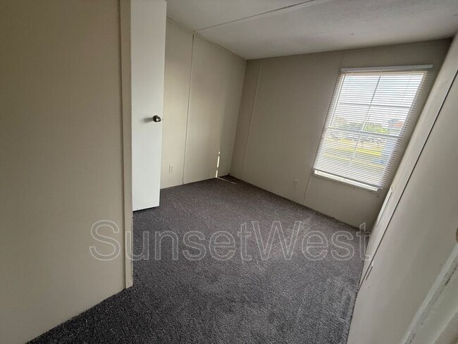 Building Photo - 529 Sunshine Dr