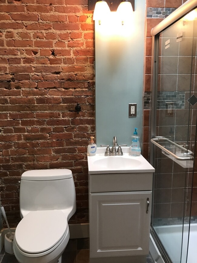 Building Photo - Charming 2 Bedroom/2 Bathroom Apartment in...
