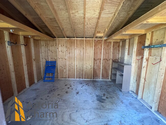 Building Photo - Spacious 5 Bedroom 3 Bath + Den Single Family Detached Home