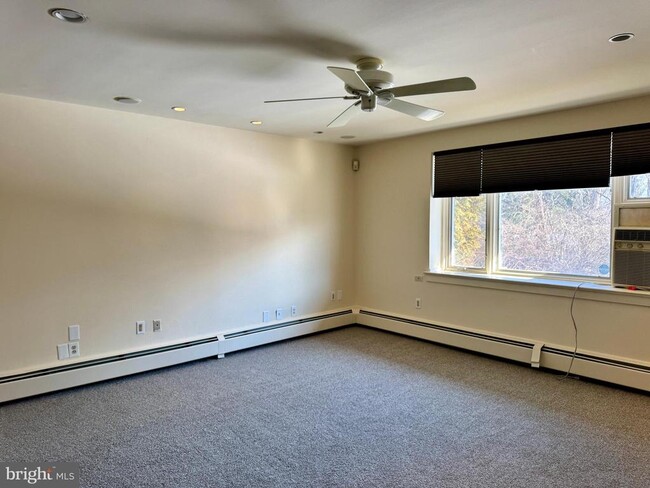 Building Photo - 8233 Fairview Rd